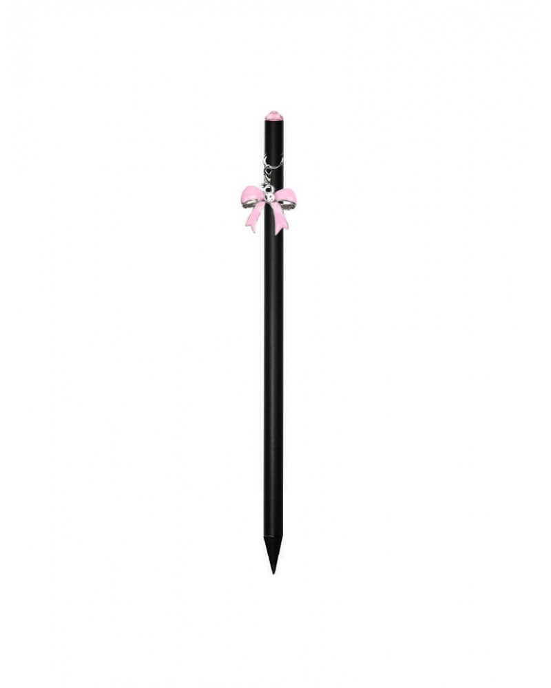 photo de Crayon de papier noir avec bijou nœud rose