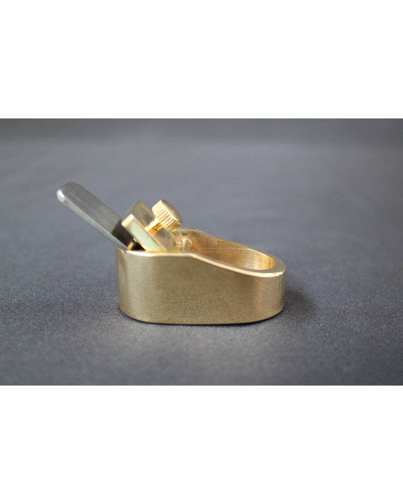 photo de Rabot en laiton avec cale à vis, semelle bombée, modèle B8, 36mm x 18mm x 13mm