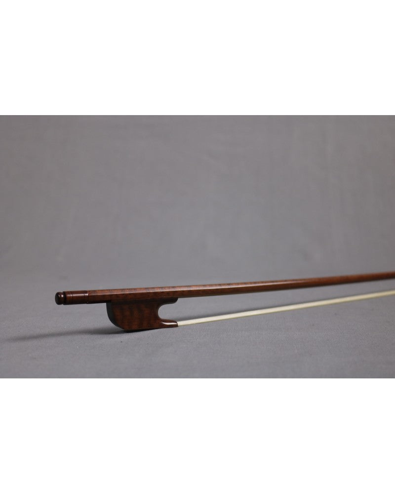 photo de Archet viole de gambe ou violoncelle baroque