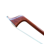 Archet hybride pour violon Passion-Tradition Lutherie d'Art, bois verni avec mèche blanche, vue rapprochée de la tête