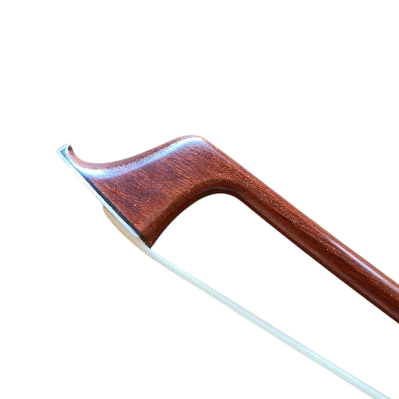 Archet hybride pour violon Passion-Tradition Lutherie d'Art, bois verni avec mèche blanche, vue rapprochée de la tête