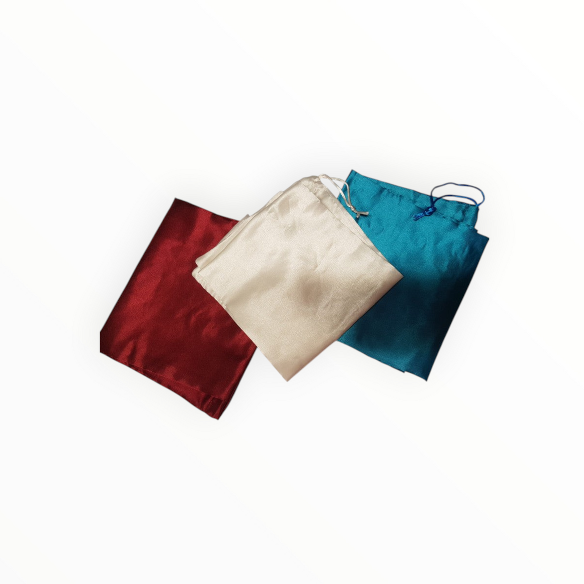Trois housses de protection en satin pour alto de la marque Lutherie d'Art en rouge, crème et bleu