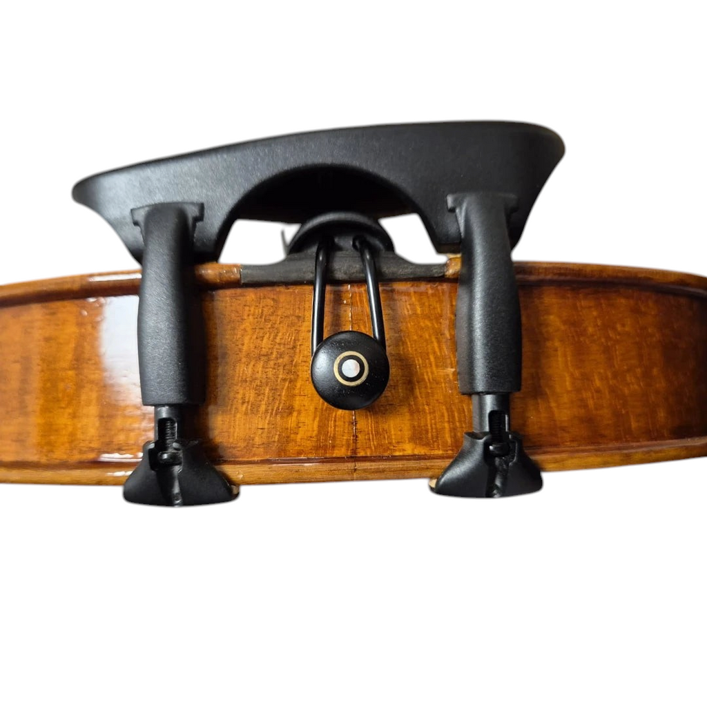 Gros plan sur le bouton et le cordier du violon Lutherie d'Art Prélude avec ses quatre ajusteurs fins noirs