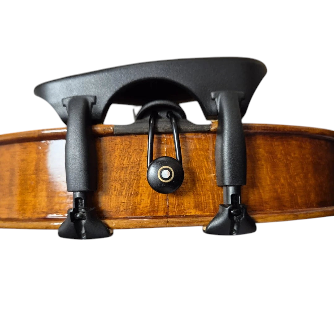 Gros plan sur le bouton et le cordier du violon Lutherie d'Art Prélude avec ses quatre ajusteurs fins noirs